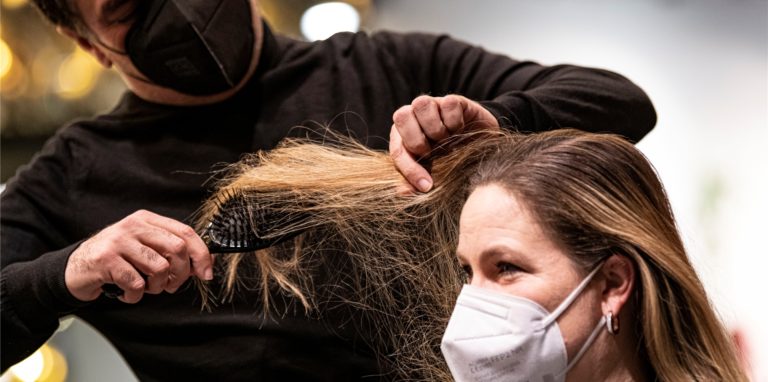 Nach monatelanger Schließung haben die Friseurläden seit März wieder geöffnet. Doch das Geschäft läuft vielerorts schlecht.