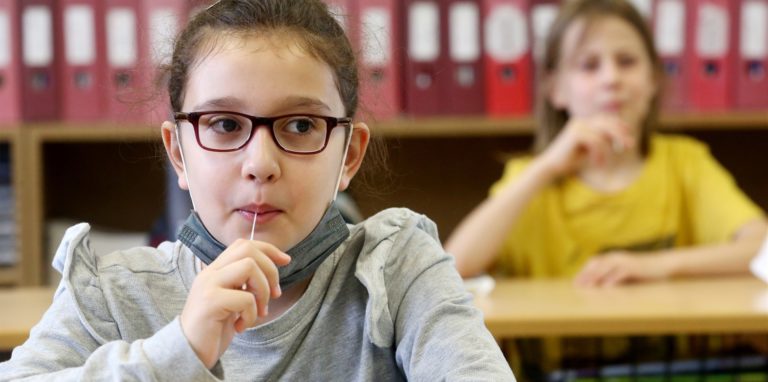 Seit einigen Tagen werden an den Grund- und Förderschulen in NRW die Schülerinnen und Schüler mit dem Lollitest auf eine Corona-Infektion getestet. Das erfordert ein extrem aufwendiges Verfahren. Das Land lässt sich das viele Millionen Euro kosten.