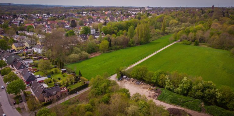 Das Luftbild zeigt das geplante Neubaugebiet. Rund 70 Haushalte haben sich bereits zusammengetan, um das Wohnprojekt zu stoppen – notfalls auch mit rechtlichen Schritten.