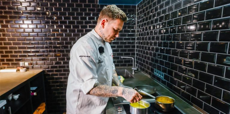 Sternekoch Pierre Beckerling, Küchenchef im Iuma, verrät Tipps für die Zubereitung einer Sauce Hollandaise.