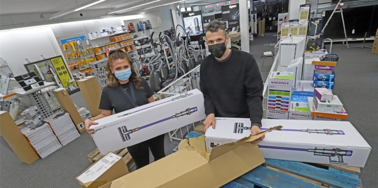 Der Handel kehrt zu „Click & Meet“ zurück: Dilek Yildiz (l.) und Marc Linnenlücke bei Vorbereitungen für die Wiedereröffnung von Elektro Brumberg.