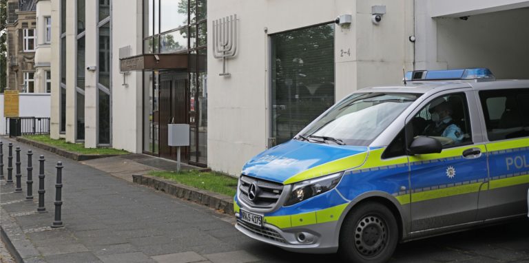 Ein Polizeifahrzeug vor der Synagoge in Bonn. Hier hatten Personen am Dienstag eine Israel-Fahne verbrannt und den Eingang der Synagoge mit Steinen beschädigt.