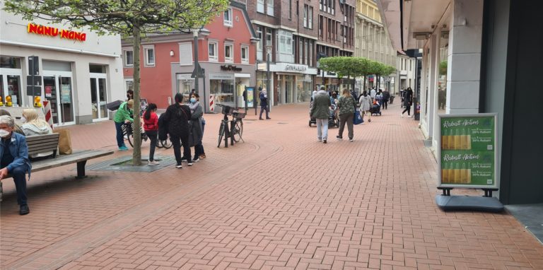Nachdem die Geschäfte der Lüner Innenstadt wieder mit „Click and Collect“ geöffnet haben, kehrt langsam das Leben in der Einkaufspassage zurück.