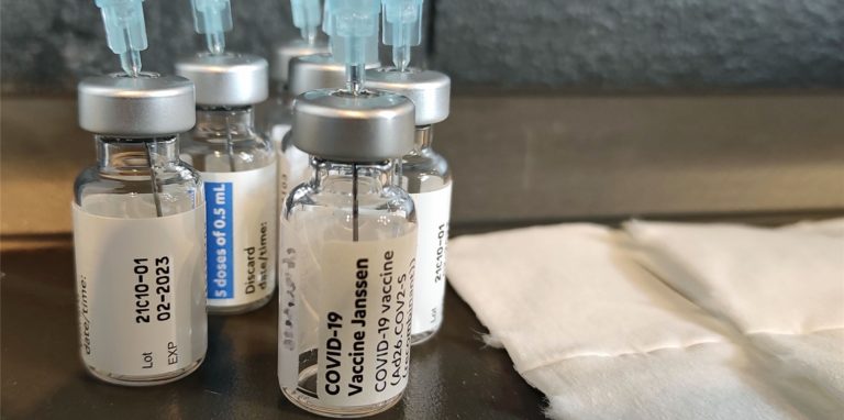 Leere Impffläschchen mit dem Vakzin von Johnson & Johnson stehen gesammelt im Multifunktionsraum des provisorischen Impfzentrums.