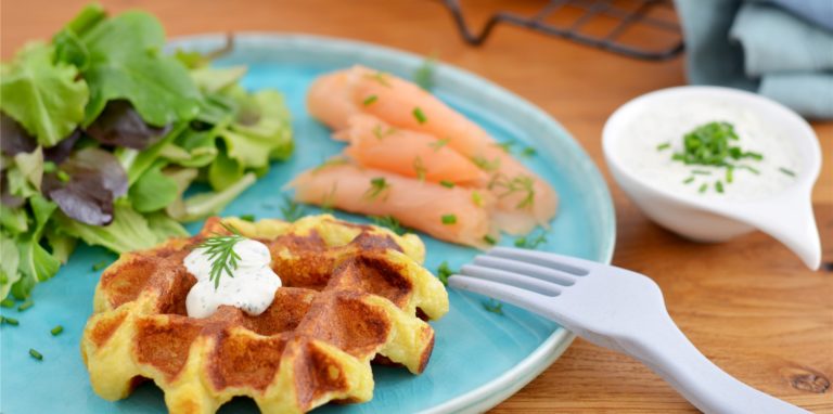 Wer bislang auf süße Waffeln gesetzt hat, für den lohnt sich womöglich ein Blick über den Tellerrand – zum Beispiel herzhafte Waffeln mit Lachs.