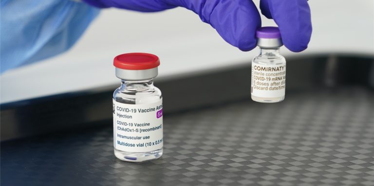 Vollständig Geimpfte und Genesene müssen sich nicht mehr testen lassen und nicht mehr an Kontaktbeschränkungen halten.