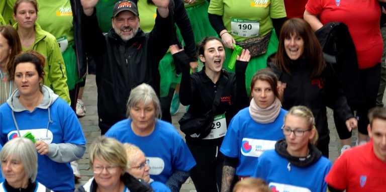 Eva Kapetani (Bildmitte in schwarzer Kleidung) nahm mit dem Team von Unna Marketing am AOK-Firmenlauf teil.