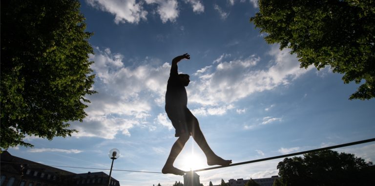 Slackline kann jeder lernen, sagt Profi Sebastian Pahlke. Er gibt Tipps für Anfänger.