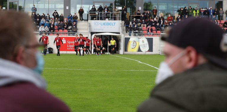 Fußball vor Fans: Der Regionalligist SV Lippstadt durfte am Mittwochabend als erster Verein in Nordrhein-Westfalen wieder Zuschauer ins Stadion lassen.