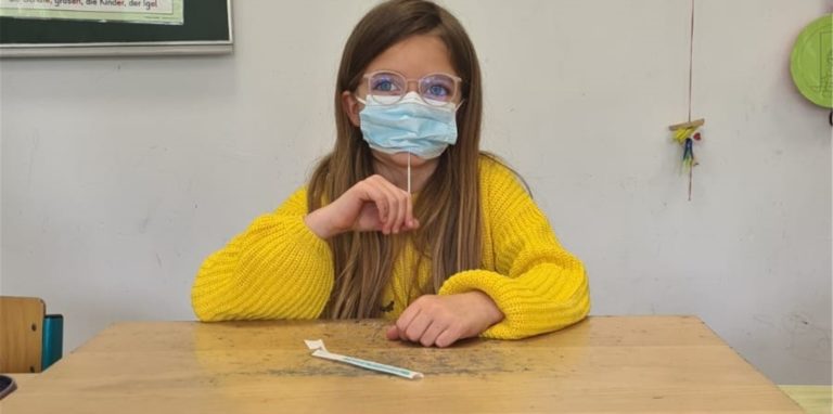 Mund auf, Stäbchen rein: Beim Lolli-Test lutscht Pia 30 Sekunden auf dem Teststäbchen, ehe es eingesammelt und die Probe im Labor ausgewertet wird.
