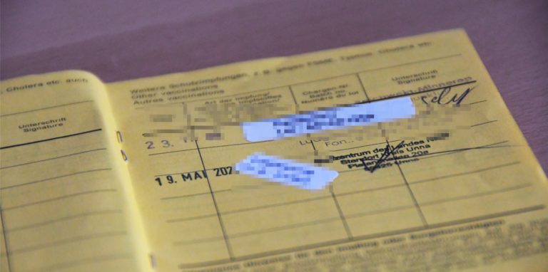 In diesem Impfpass ist die erste Corona-Schutzimpfung eingetragen. Das Dokument ist allerdings nicht fälschungssicher.