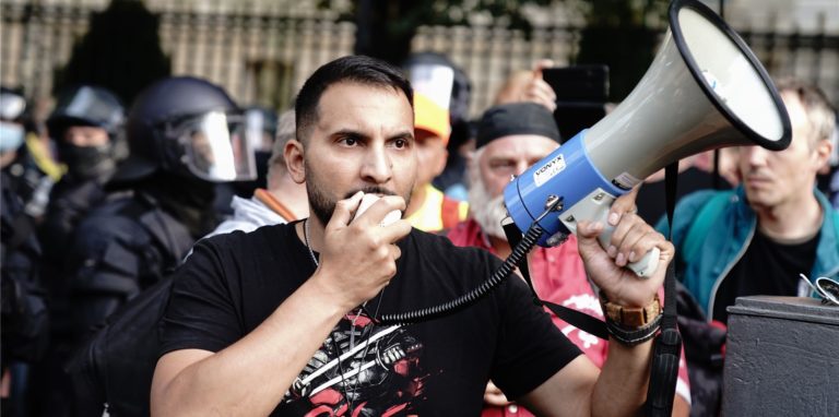 Der rechtsextreme Antisemit und ehemalige vegane Kochbuchautor Attila Hildmann ruft auf Telegram zur Tötung von Jüdinnen und Juden auf.