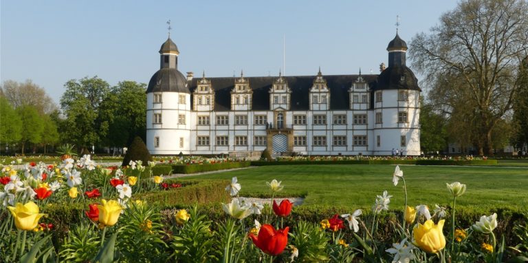 Schloß Neuhaus hat einen wunderschönen rekonstruierten Barockgarten. Hier finden viele Veranstaltungen statt.