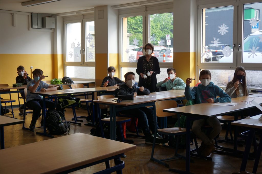Schulleiterin Bärbel Eschmann mit der Klasse 6b bei der Durchführung der Selbsttests. Das Lehrerkollegium hat kleine 