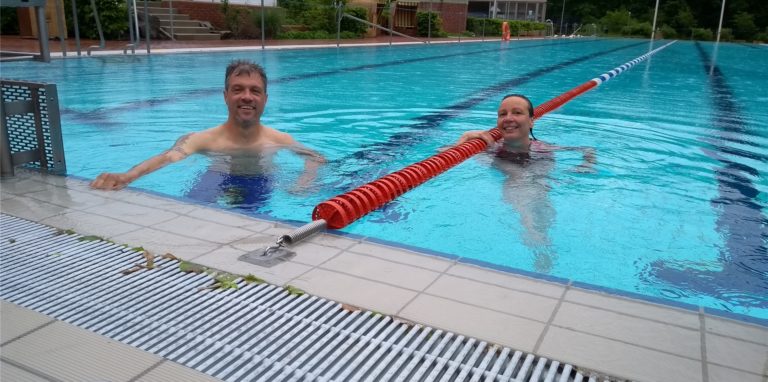 Jens Hirsch (r.) und seine Kollegin – beide Schwimmtrainer im Solebad – freuen sich, dass das Freibadbecken wieder öffnen darf. Zuvor hatten sie Schwimmkurse für Kinder angeboten.
