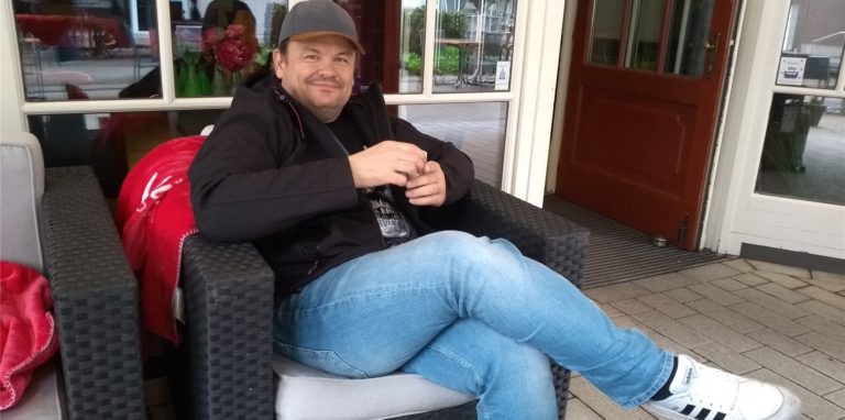 Gilbert Notz genießt vor dem Konrads einen Kaffee. Aufgrund der niedrigen Inzidenz im Kreis Unna ist das wieder möglich.
