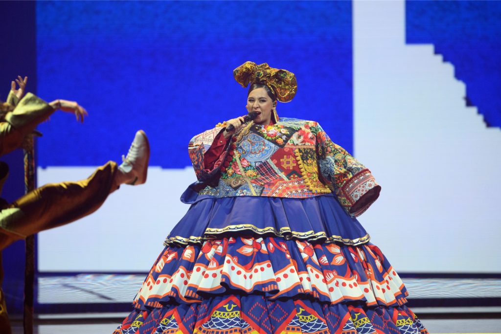 title attribut Fremdscham-Momente gab es auch: Die Sängerin Manizha (Russland) schälte sich aus diesem überdimensionalen Kleid.