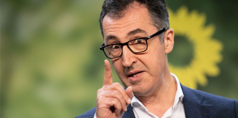 Der Bundestagsabgeordnete Cem Özdemir (Bündnis 90/Die Grünen), kritisiert die Kooperation der Schulen im Religionsunterricht mit Ditib.