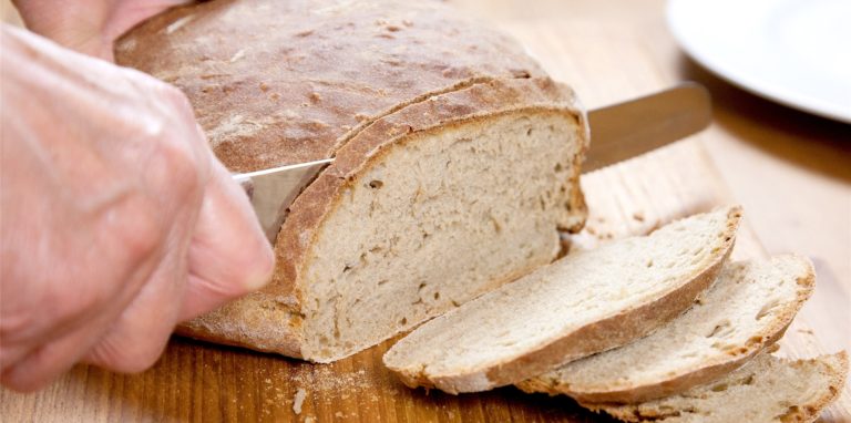 Ein frisches selbstgemachtes Brot lässt sich auch im Topf zubereiten. (Symbolbild)