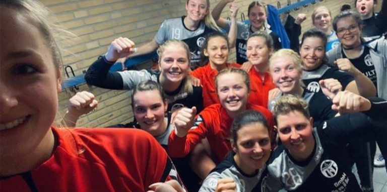 Jubel bei den TuRa-Damen: Die zweite Mannschaft ist in die Verbandsliga aufgestiegen. Das Foto zeigt die Truppe nach einem Sieg Anfang 2020. In dieser Saison hat TuRa nicht ein einziges Spiel bestritten.