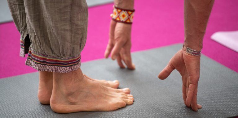 Auf dem Boden bleiben: Beim Yoga muss das Spirituelle nicht im Mittelpunkt stehen – bloße Gymnastik ist es aber auch nicht.