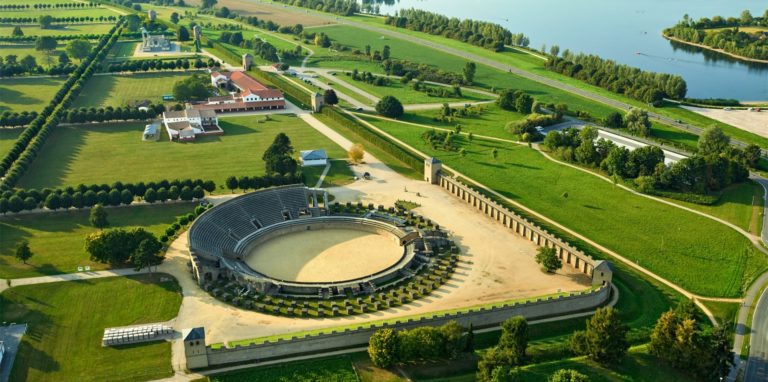 Das römische Xanten liegt vor den Toren der heutigen Stadt in einem weitläufigen archäologischen Park. Rechts ein weiteres Highlight: Die Xantener Südsee mit langem Sandstrand und vielen Wassersport-Möglichkeiten.