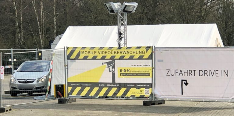 Die Drive in-Spur des städtischen Schnelltestzentrums auf dem Parkplatz am Hagen hatte am 22. März ihren Betrieb aufgenommen.