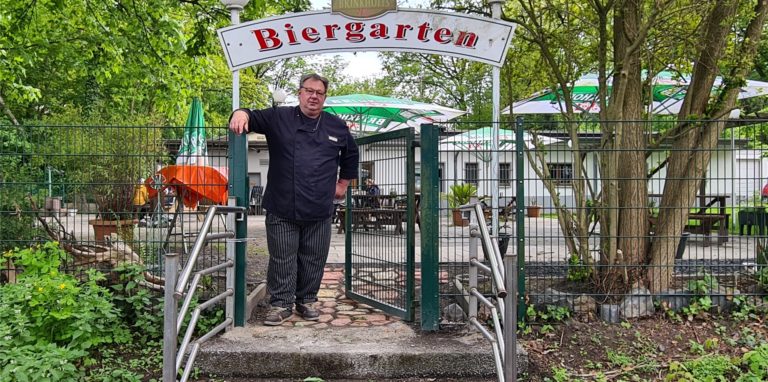 „Zum Humbertus“-Pächter Michael Schlottke steht vor dem Eingang des wiedereröffneten Biergartens in Lünen.