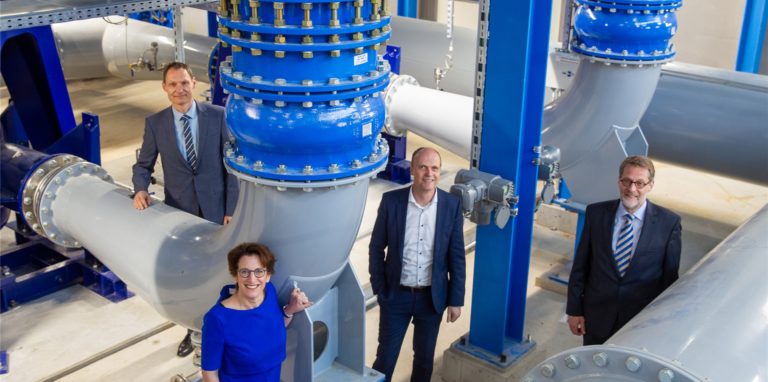 Von links: Diplom-Wirtschafts-Ingenieur Bernd Heinz (Geschäftsführung Wasserwerke Westfalen), Heike Heim (Vorsitzende der Geschäftsführung DEW21),
Peter Flosbach (Technischer Geschäftsführer DEW21) und Dr. Bernhard Klocke (Wasserwerke Westfalen).