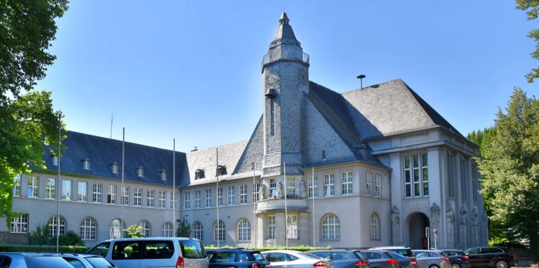 Am Rathaus Schwerte gibt es ab dem 10. Juni Wartemarken für Menschen, die den Bürgerservice benötigen.