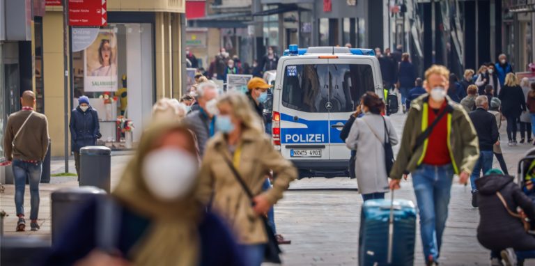Das Einkaufen auf dem Westenhellweg in Dortmund ist wieder möglich – aber nur unter Auflagen. Vor allem die Schnelltests müssen gut kontrolliert werden, denn sie dürfen beim Betreten eines Geschäfts nicht älter als 24 Stunden sein. Das sorgt gerade für Verwirrung.