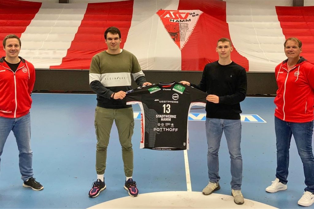 title attribut Michael Lerscht (rechts) stellt die beiden Neuen Noah Moussa und Julian Fulda zusammen mit Dirk Schmidtmeier vor.