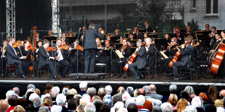 Zuschauer dicht an dicht bei einem Open-Air-Konzert – das war vor zwei Jahren. Welche Freiluftkonzerte der Kultursommer 2021 bringt, steht jetzt fest.