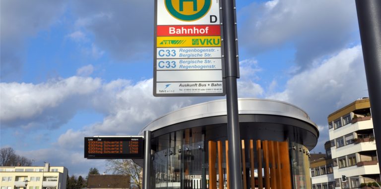 Als ein Busfahrer am Schwerter Bahnhof eine Pause einlegte, wurde er bedroht und beleidigt. Wenig später flogen rohe Eier.