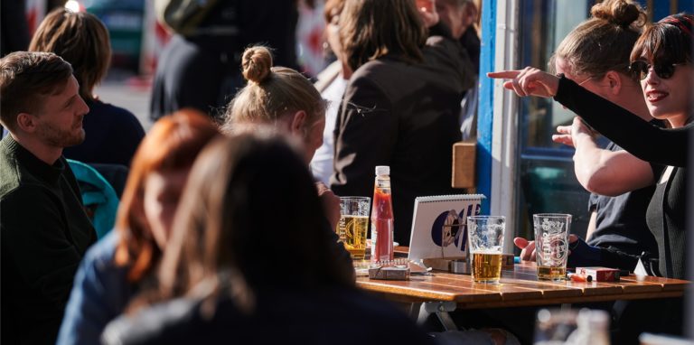 Der wachsende Kreis von Menschen, die bereits vollständig gegen das Coronavirus immunisiert sind, erlaubt wieder deutlich mehr Kontakte in größeren Gruppen.