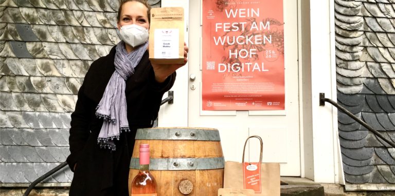 Stefanie Butera vom Stadtmarketing präsentiert einige Produkte aus den Genuss-Boxen.