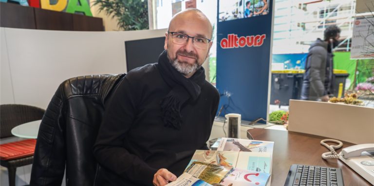 Michael Dräger vom Reisebüro Stoffregen schaut morgens erst mal auf die Internetseite des Auswärtigen Amtes.