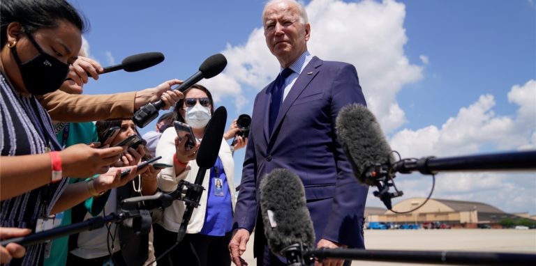 Joe Biden (r), Präsident der USA, spricht mit Journalisten, bevor er an Bord der Air Force One geht. Biden reist nach Cleveland.