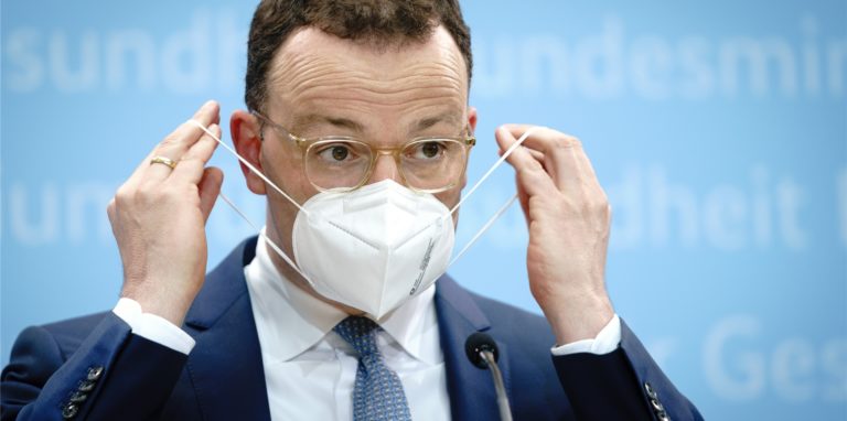 Jens Spahn (CDU), Bundesminister für Gesundheit, setzt die Mund-Nasenbedeckung auf.