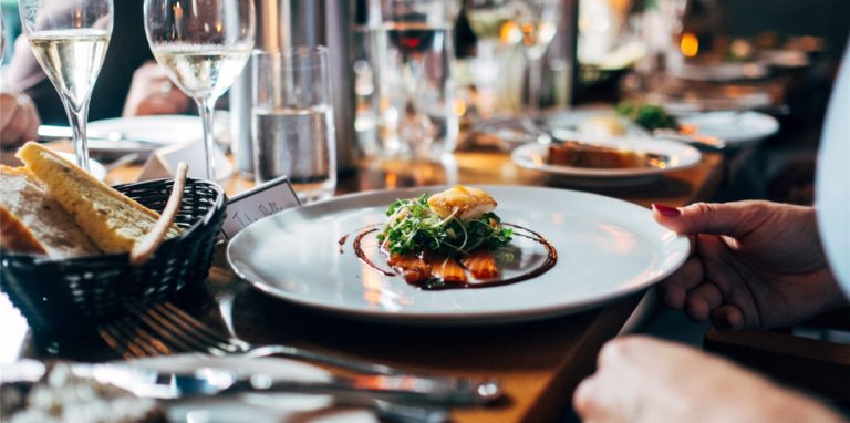 Ein Restaurantkritiker achtet auf viele Feinheiten – etwa wie das Essen auf dem Teller angerichtet ist.