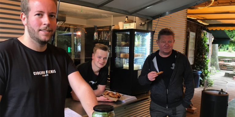 Oliver Flach (v.l.) und Felix Feldkamp haben sich mit Klaus Erdmann zusammengetan.
