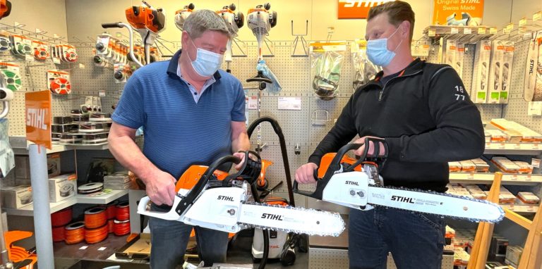 Axel Bohde vom Traditionsgeschäft „Eisenwaren Bohde“ mit Kunde Uwe Kraft aus Bergkamen, der sich Motorsägen zeigen lässt. Die Kunden strömen nach erheblichen Lockerungen zurück in den Handel.