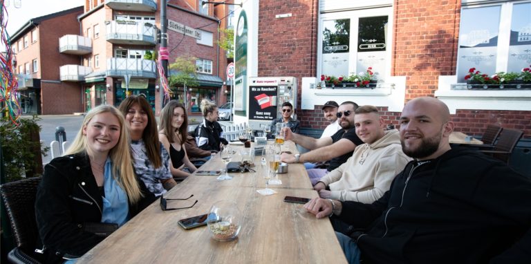 Endlich wieder mit Freunden im Restaurant anstoßen: Die Außengastronomien in Selm durften wieder Gäste empfangen und bei den angenehmen Temperaturen nutzten viele Selmer die Chance, wie hier im Gasthof Suer in der Selmer Altstadt.