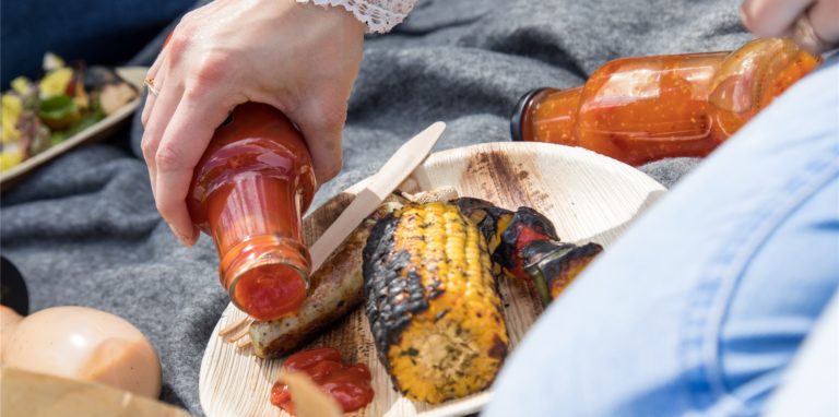 Soßen zum Grillen sind aktuell im Trend: Dabei geht es von Whiskyaromen über Pestokreationen bis hin zu Joghurtsoßen