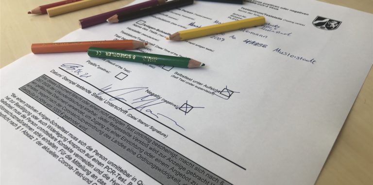 So könnten die Schreiben in den Schulen aussehen, mit denen Schüler ihr negatives Testergebnis bestätigt bekommen.