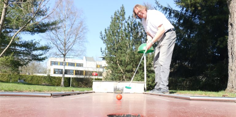 Die Minigolf-Anlage von Thomas Aussieker ist wieder geöffnet. Möglich macht das die neue Coronaschutzverordnung.