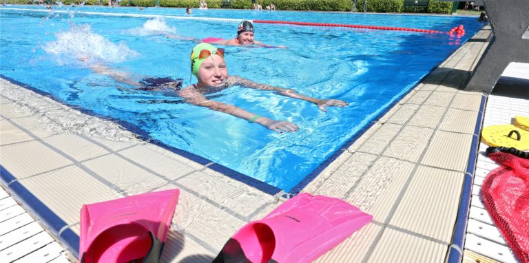 Schon bald dürfen wieder Menschen im Freibad Dellwig schwimmen.