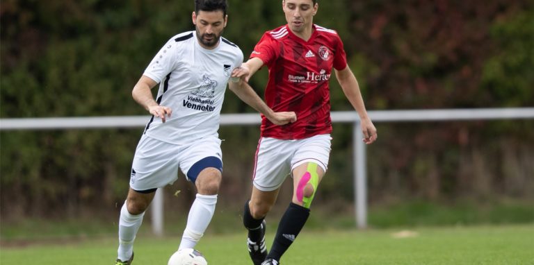 Thomas Eroglu (l.) schnürte zuletzt für den FC Nordkirchen die Fußballschuhe.