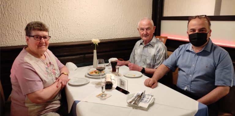 Nach monatelanger Pause begrüßte Akropolis-Inhaber Ali Karakaya (vorne rechts) am Sonntag Heidi und Hans-Peter Lohse als erste Gäste im wieder geöffneten Innenbereich.
