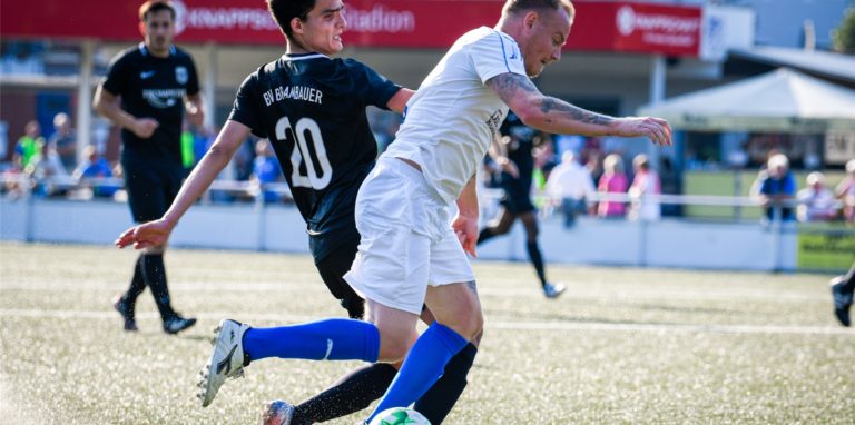 Enge Zweikämpfe wie hier zwischen Andreas Lieder (l.) vom BV Brambauer und Alsteddes Spielertrainer Tim Hermes könnten auf den Sportanlagen bald wieder zu beobachten sein.